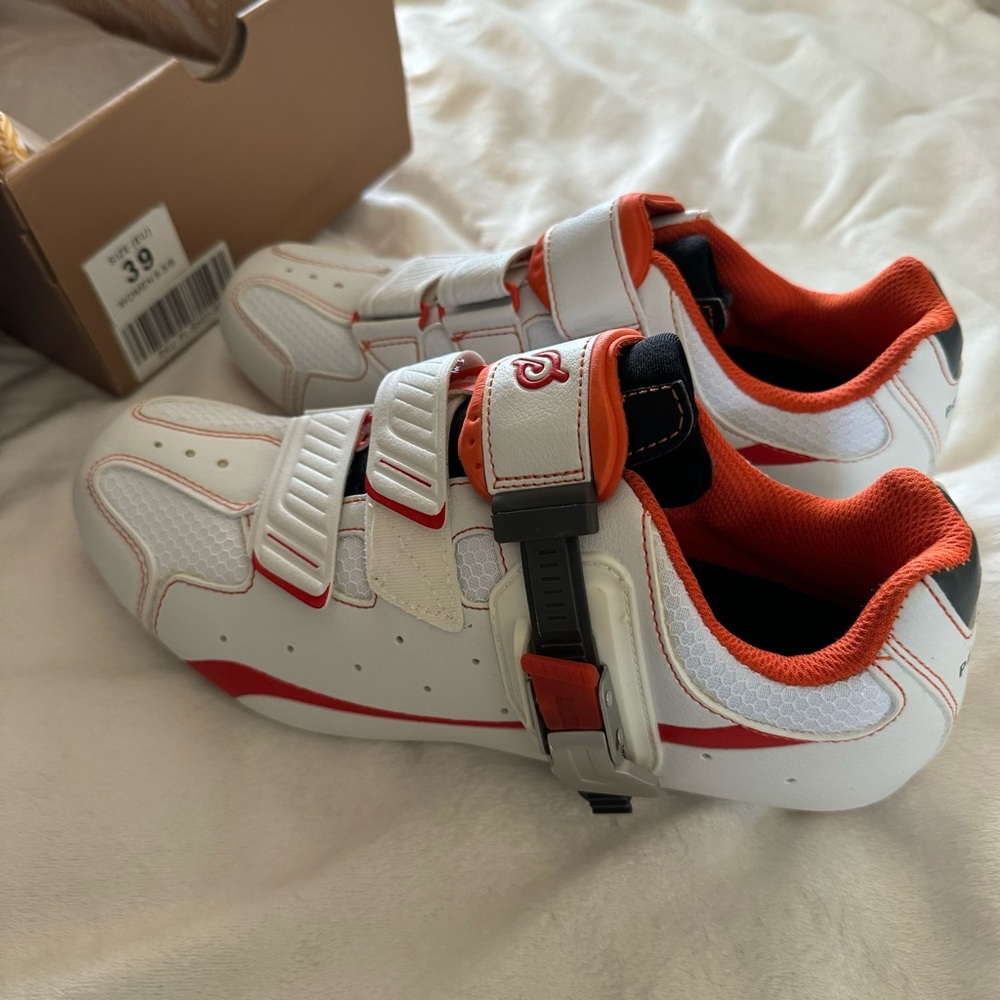 WOMENS NIB SIZE 8.5 PELOTON CYCLING SHOES